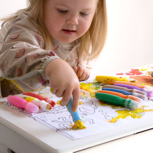Child painting 