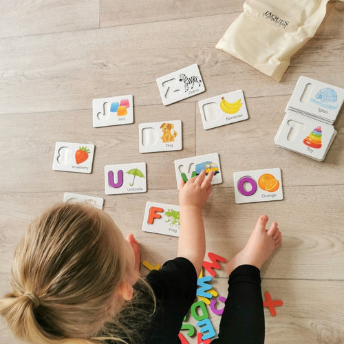  EarlyYearsLetters-ChildrenMatchingLettersWithFlashcards