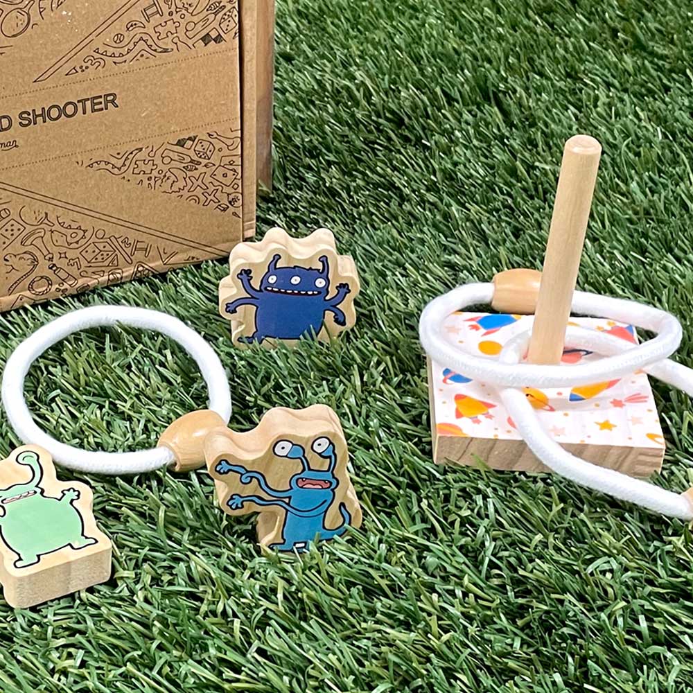 Aliens next to quoits set  