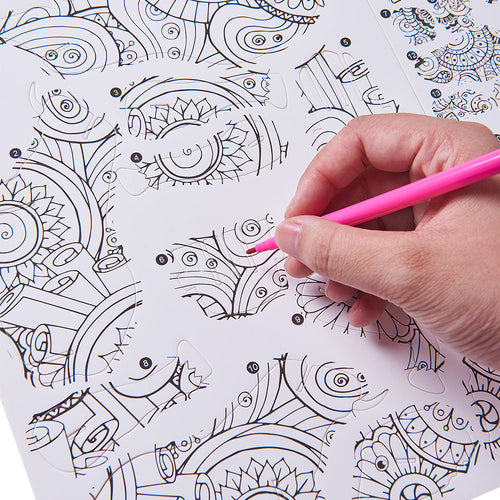 3D-Model-Colouring-In-Puzzel---Hand-holding-pink-felt-tip-pen-colouring-in 