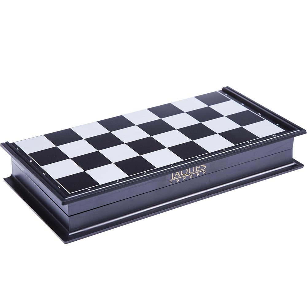 Folded magnetic travel chess set
